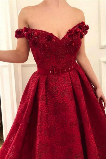 Hermoso vestido de fiesta rojo de encaje con hombros descubiertos y volantes.