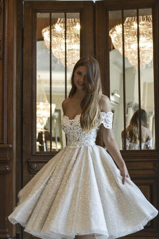 Belle robe de mariée courte en dentelle à épaules dénudées et paillettes
