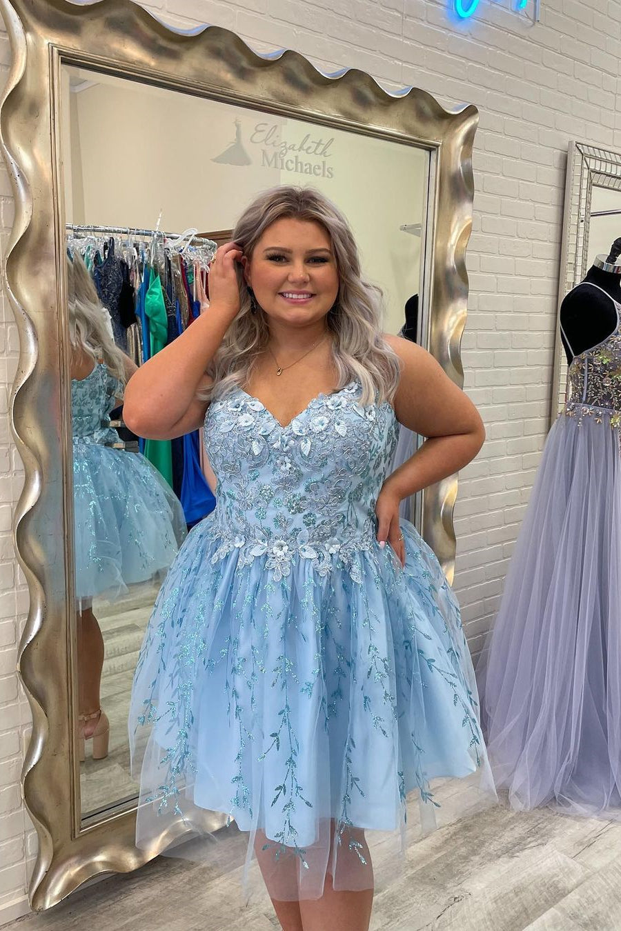 Hermoso vestido de fiesta corto azul cielo con apliques en forma de A