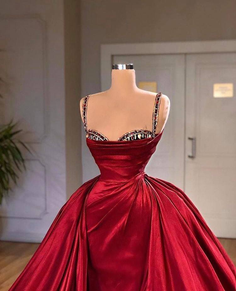 Belle robe de bal sans manches à fines bretelles avec traîne