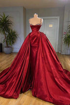 Belle robe de bal sans manches à fines bretelles avec traîne