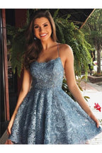 Hermoso vestido de fiesta corto de corte A con tirantes finos