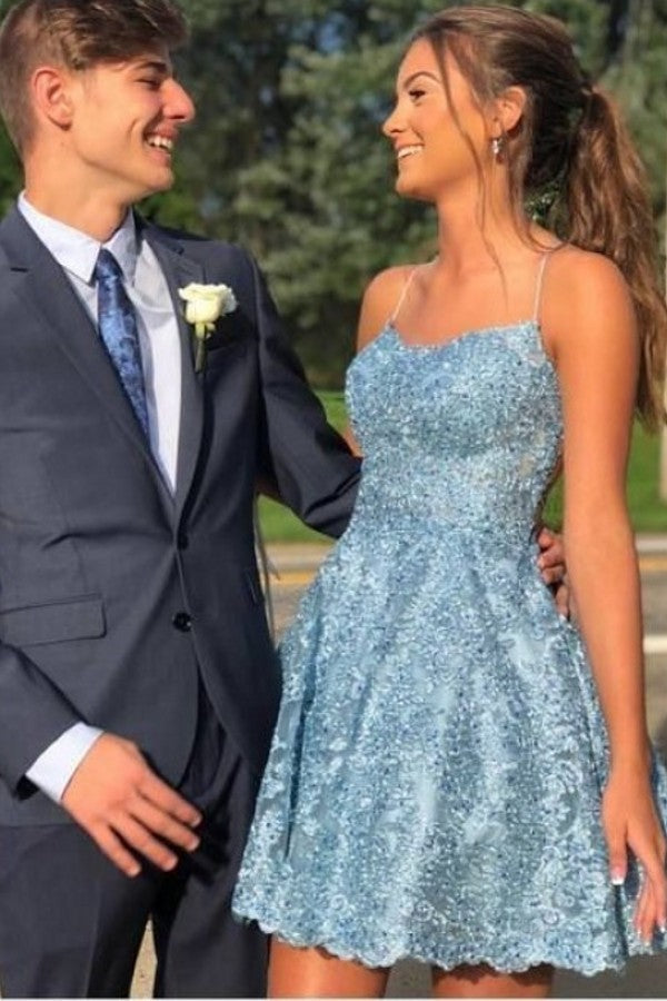 Hermoso vestido de fiesta corto de corte A con tirantes finos