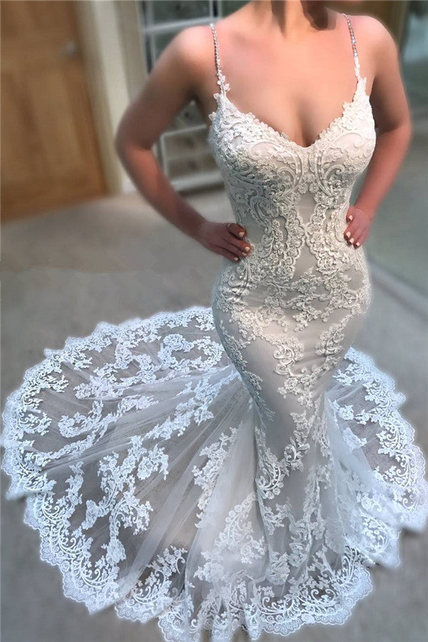 Hermoso vestido de novia de encaje con tirantes finos en oferta. Vestidos de sirena para bodas.