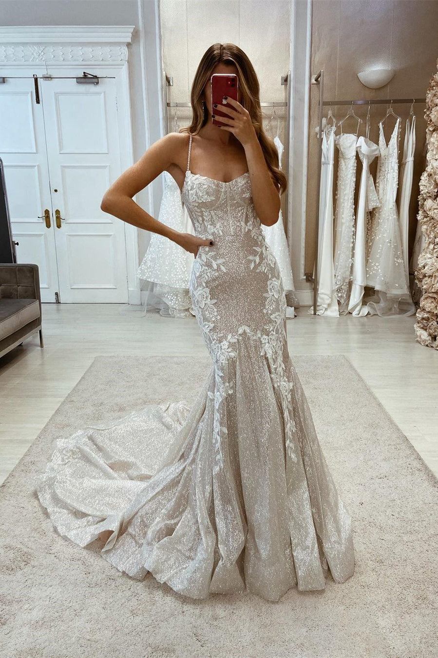 Belle robe de mariée sirène sans manches à fines bretelles spaghetti scintillante avec traîne