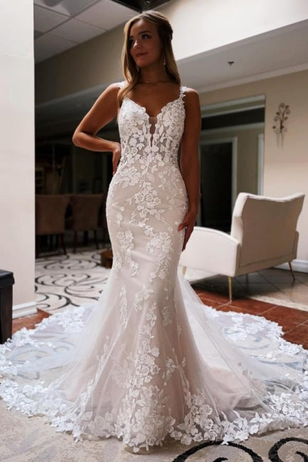 Hermosos vestidos de novia de sirena con escote en V y tirantes finos y encaje negro