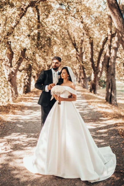 Hermoso vestido de novia de satén blanco con corte A y hombros descubiertos
