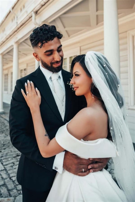 Hermoso vestido de novia de satén blanco con corte A y hombros descubiertos