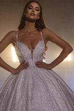 Belle robe de mariée blanche en ligne A avec fines bretelles et encolure en V ornée de dentelle