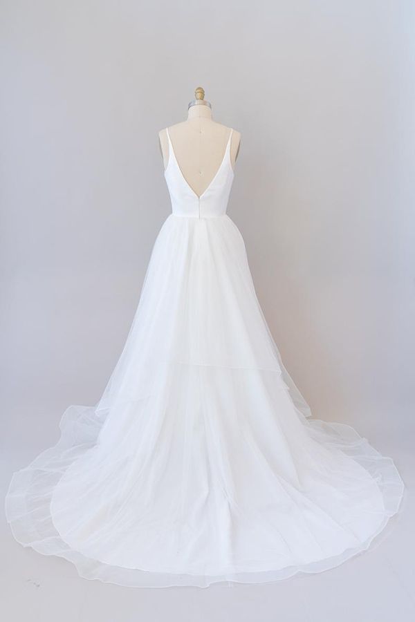 Belle robe de mariée blanche longue en tulle, coupe évasée, décolleté en V, dos nu