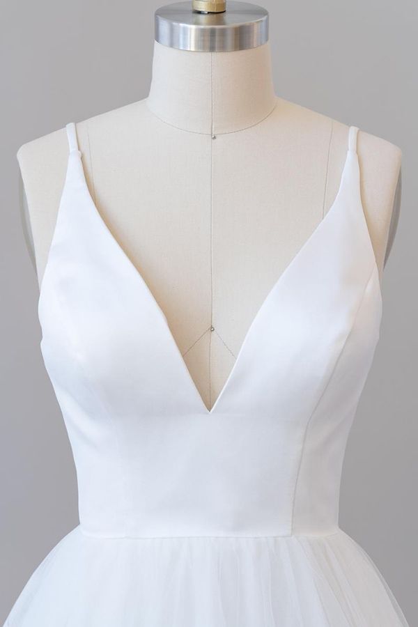 Belle robe de mariée blanche longue en tulle, coupe évasée, décolleté en V, dos nu