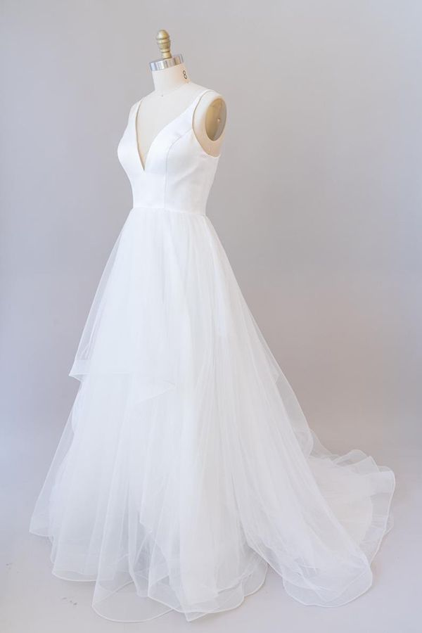 Belle robe de mariée blanche longue en tulle, coupe évasée, décolleté en V, dos nu
