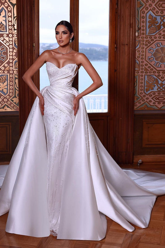Hermoso vestido de novia blanco sin mangas con escote en forma de corazón y cuentas, con cola desmontable