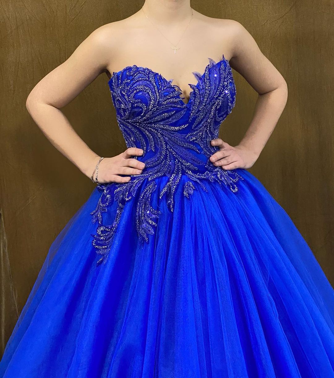 Robe de bal sans bretelles ni manches avec appliqué magnifique