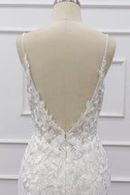 El mejor vestido de novia largo de sirena con tirantes finos y apliques de encaje