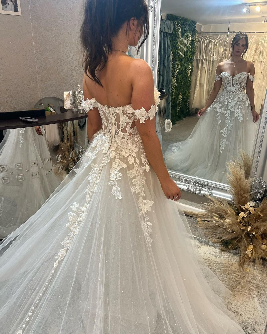 Vestidos de novia Biztunnel largos de tul con encaje, corte A y hombros descubiertos, con cola