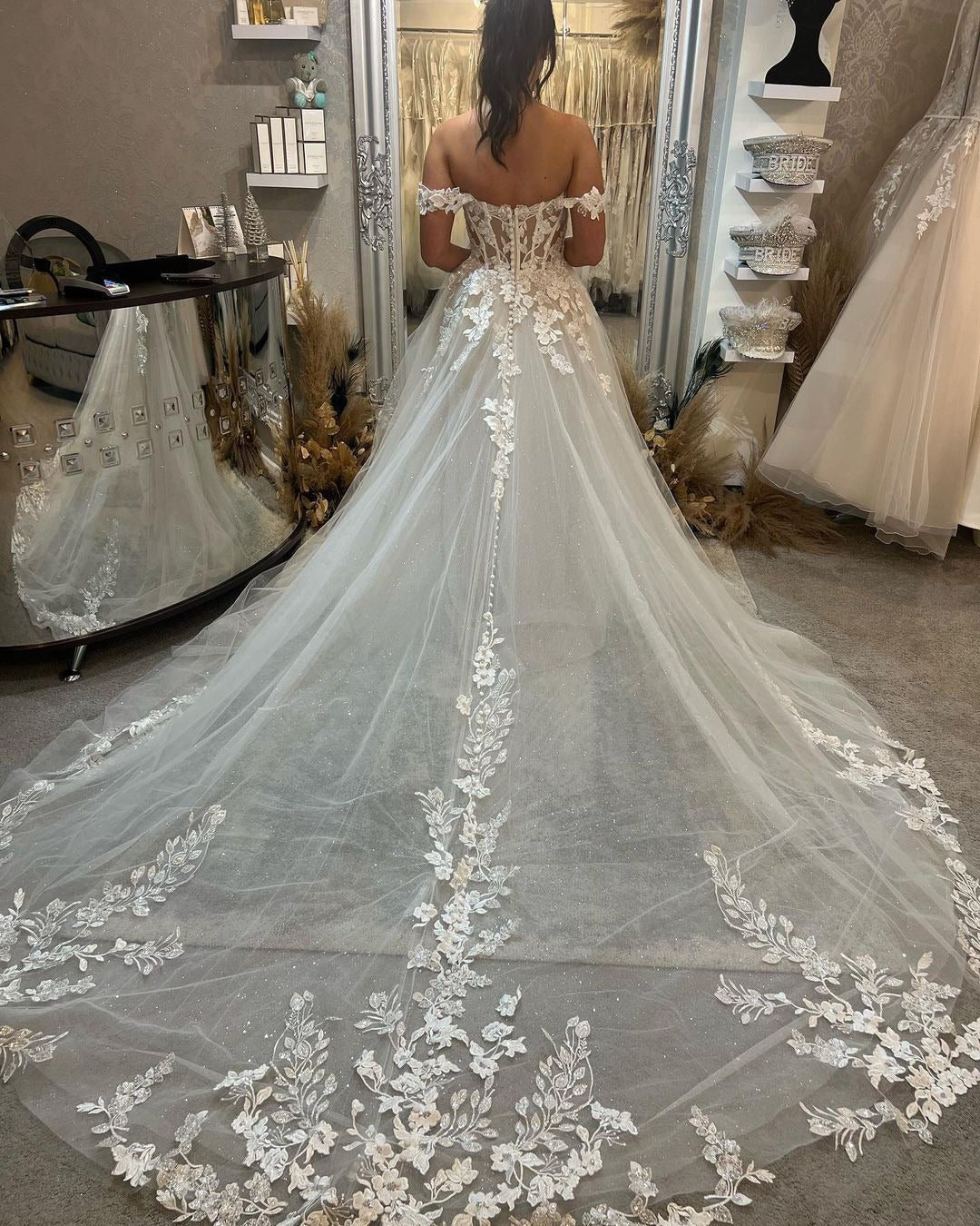 Vestidos de novia Biztunnel largos de tul con encaje, corte A y hombros descubiertos, con cola