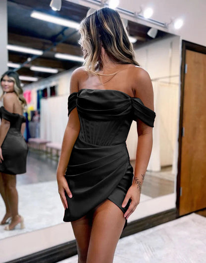 Vestido corto de satén con hombros descubiertos para la fiesta de bienvenida
