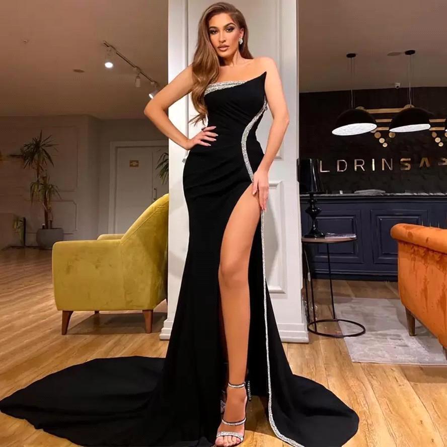 Abito da sera nero elegante senza spalline e senza maniche con spacco alto e paillettes a sirena