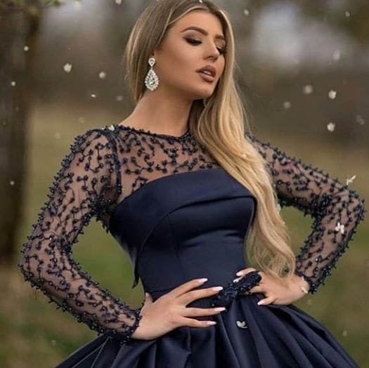 Schwarzes langes A-Linien-Bateau-Satin-Ballkleid mit Ärmeln