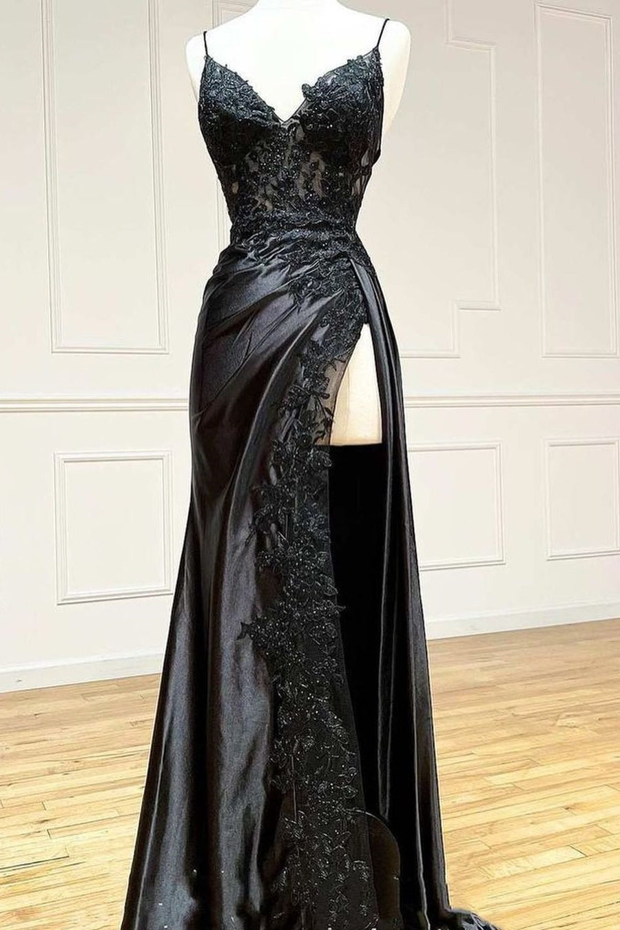 Vestido Formal Preto Longo em Linha A com Decote em V, Alças Finas de Espaguete, Renda e Cetim, com Fenda
