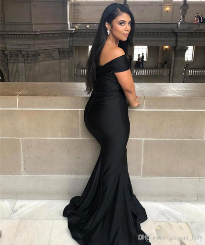 Schwarzes langes schulterfreies rückenfreies Meerjungfrau-Ballkleid