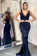 Robe de bal noire longue sirène en satin avec dos nu, appliques en dentelle et col en V