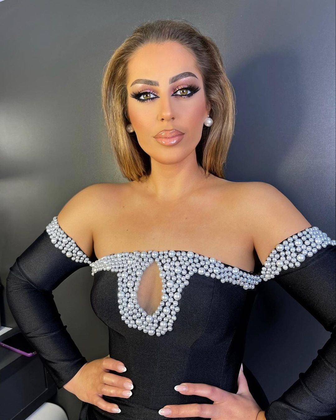 فساتين سهرة رسمية ساتان سوداء بأكمام طويلة على شكل حورية البحر مع خرز وكتف مكشوف وشق جانبي