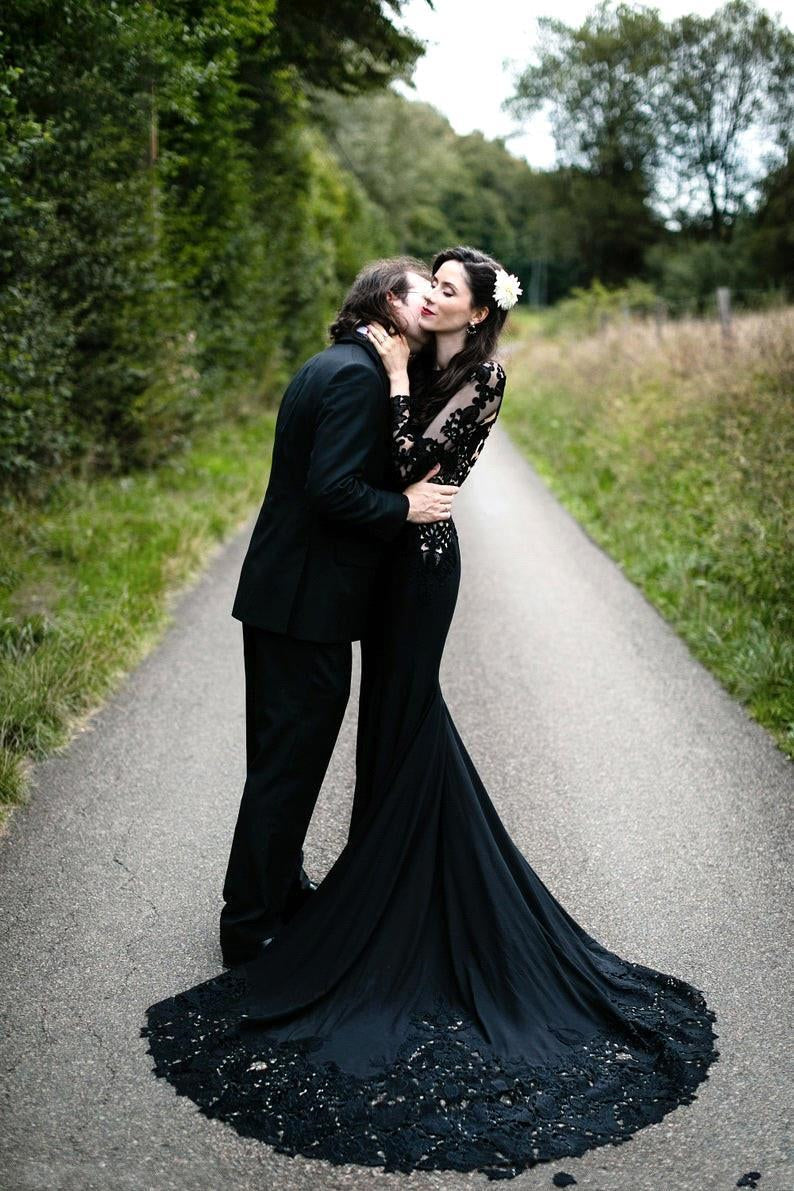 Abito da sposa nero a maniche lunghe a sirena con strascico spazzola