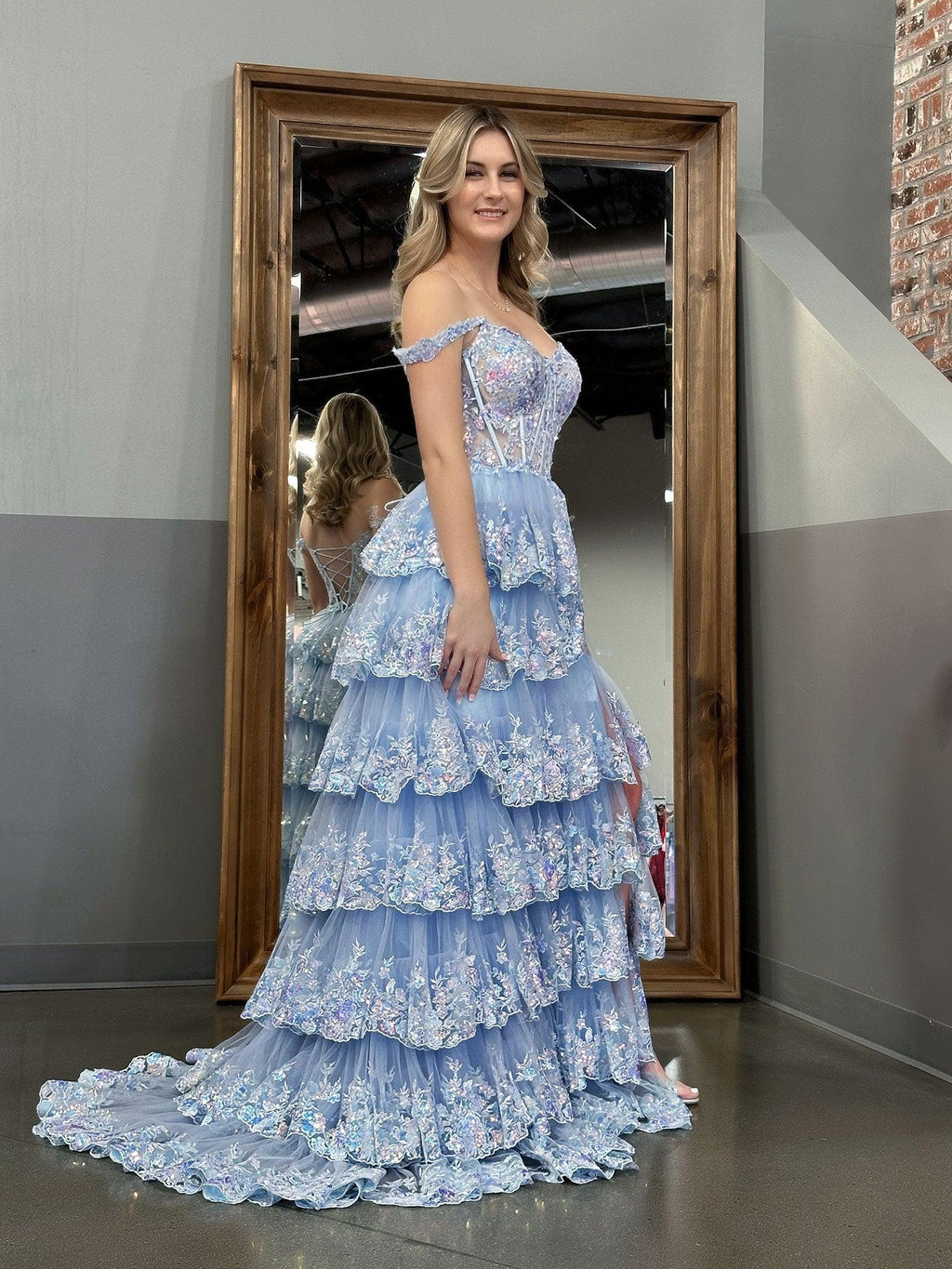 Capri | Abito da sera azzurro con paillettes cristallo, linea a principessa, scollatura a spalle scoperte e balze di pizzo