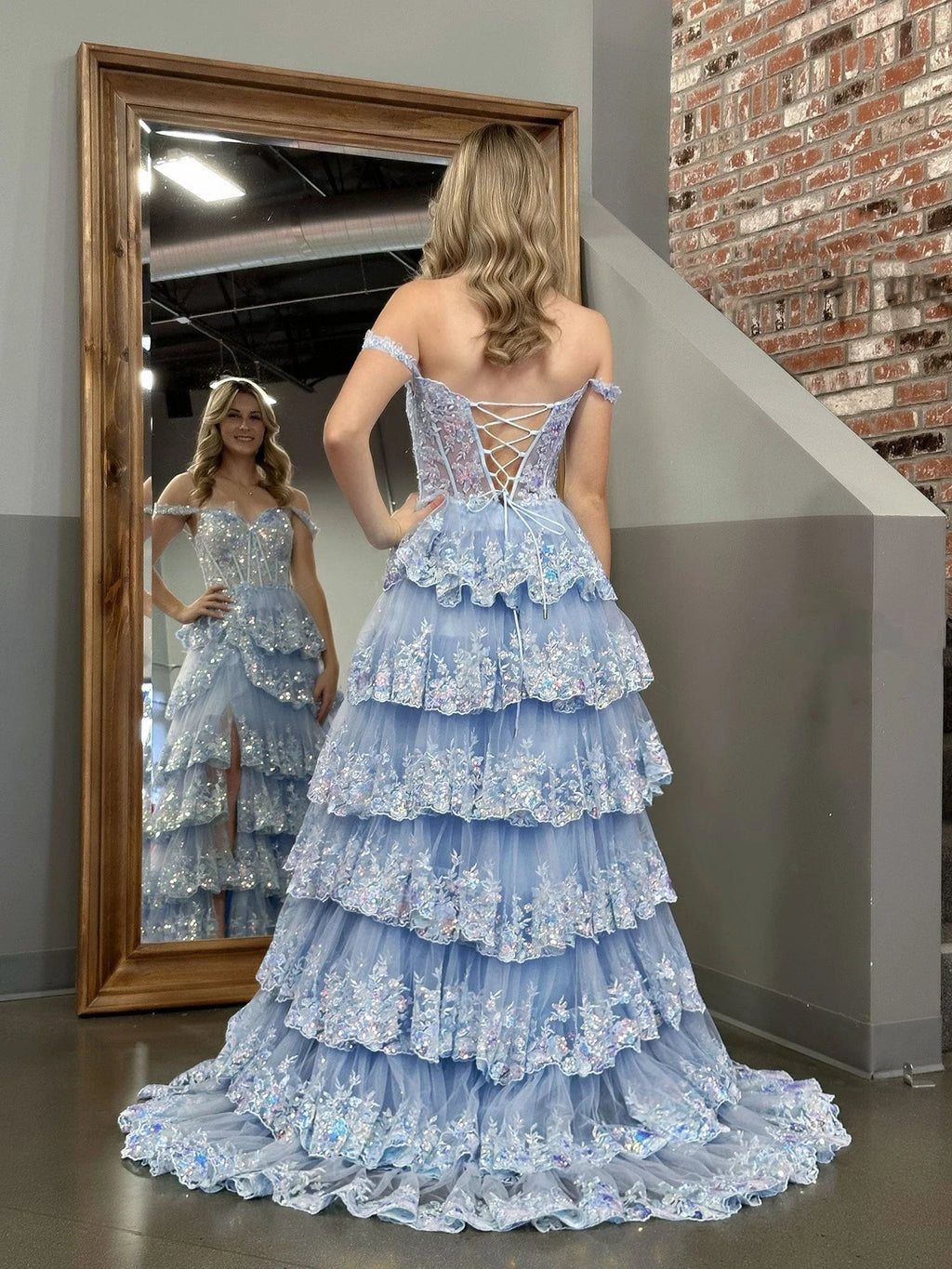 Capri | Abito da sera azzurro con paillettes cristallo, linea a principessa, scollatura a spalle scoperte e balze di pizzo