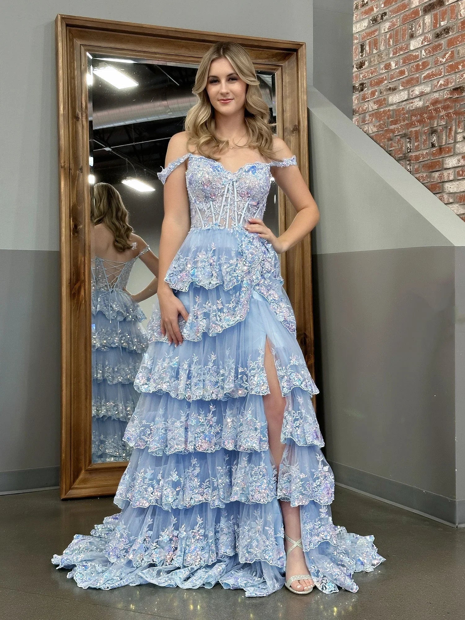 Capri | Abito da sera azzurro con paillettes cristallo, linea a principessa, scollatura a spalle scoperte e balze di pizzo