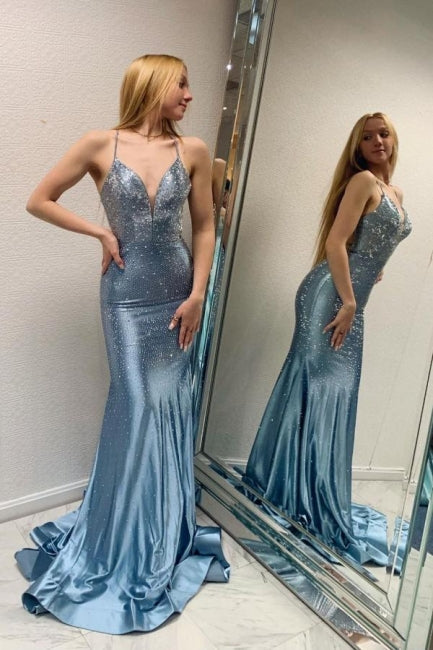 Vestidos de noche largos de sirena en azul con tirantes cruzados y purpurina.