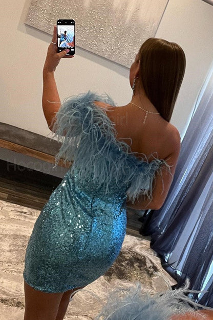 Vestidos de fiesta cortos sin mangas de un solo hombro en azul con plumas