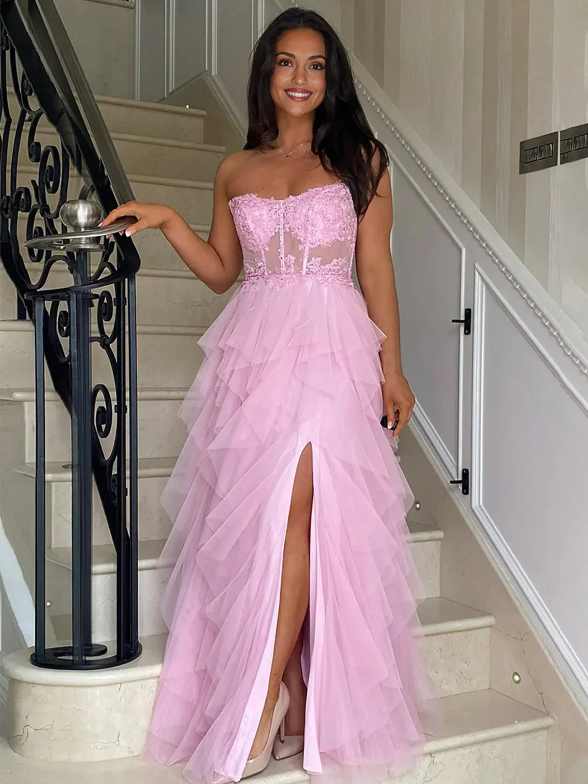 Adella | Robe de bal longue bustier sans bretelles en tulle rose à jupe évasée à volants avec corset et appliques