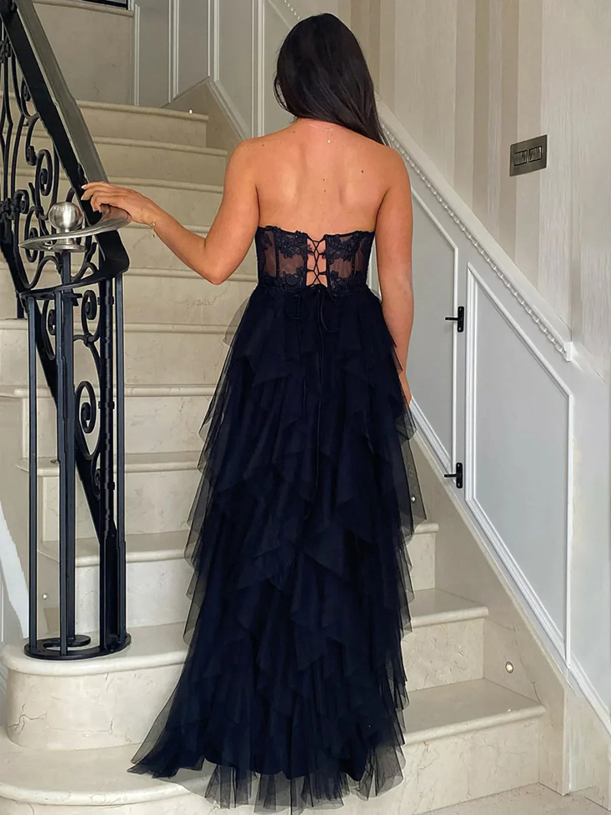 Adella | Robe de bal longue bustier sans bretelles en tulle rose à jupe évasée à volants avec corset et appliques