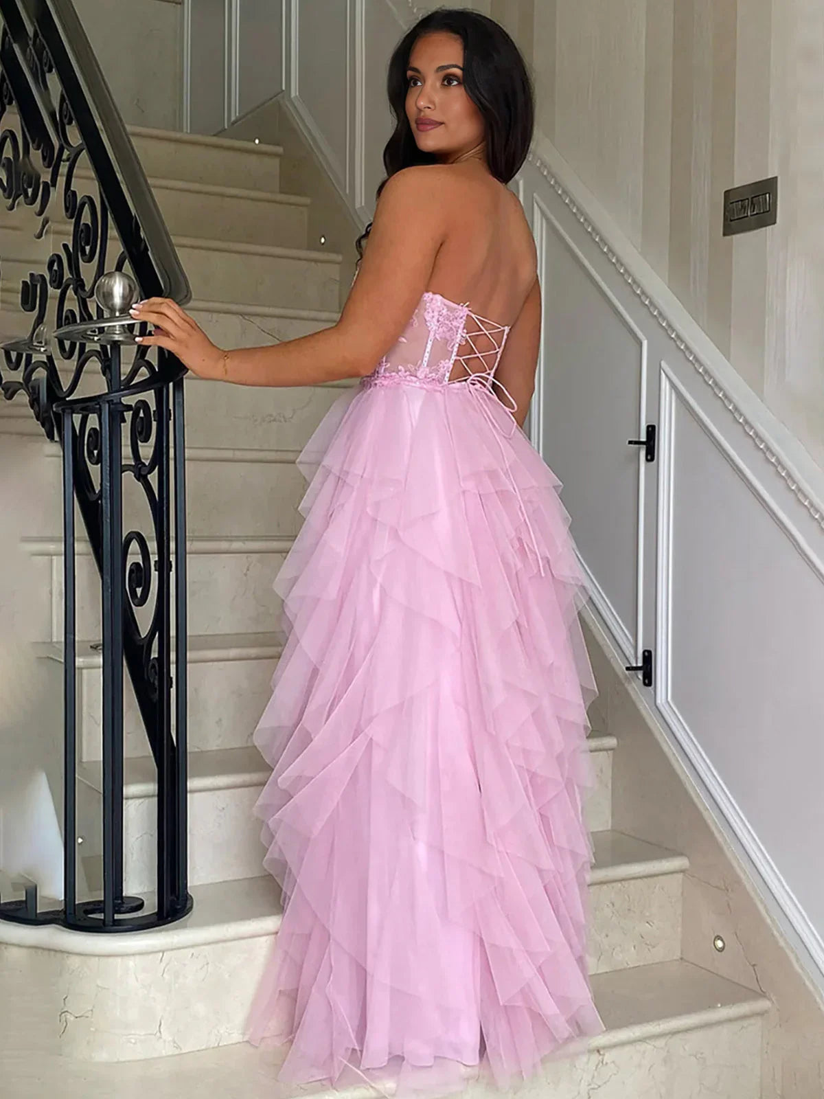 Adella | Robe de bal longue bustier sans bretelles en tulle rose à jupe évasée à volants avec corset et appliques
