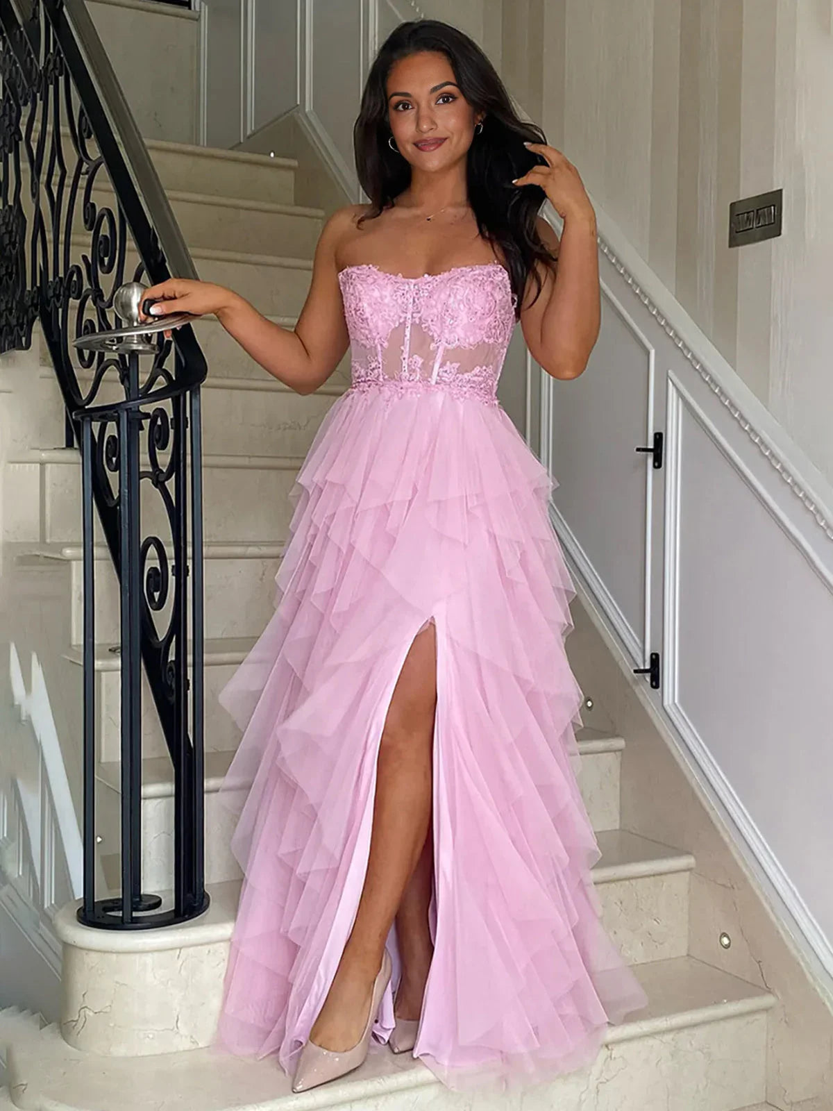 Adella | Robe de bal longue bustier sans bretelles en tulle rose à jupe évasée à volants avec corset et appliques