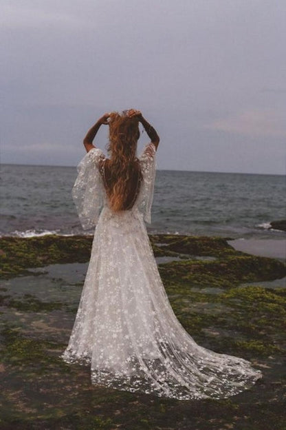 Vestidos de novia bohemios de corte A con mangas largas y espalda descubierta con encaje