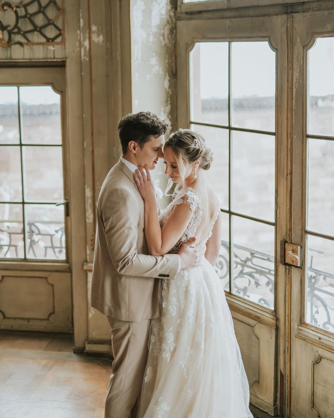 Robe de mariée longue bohème en tulle coupe trapèze avec applications de dentelle