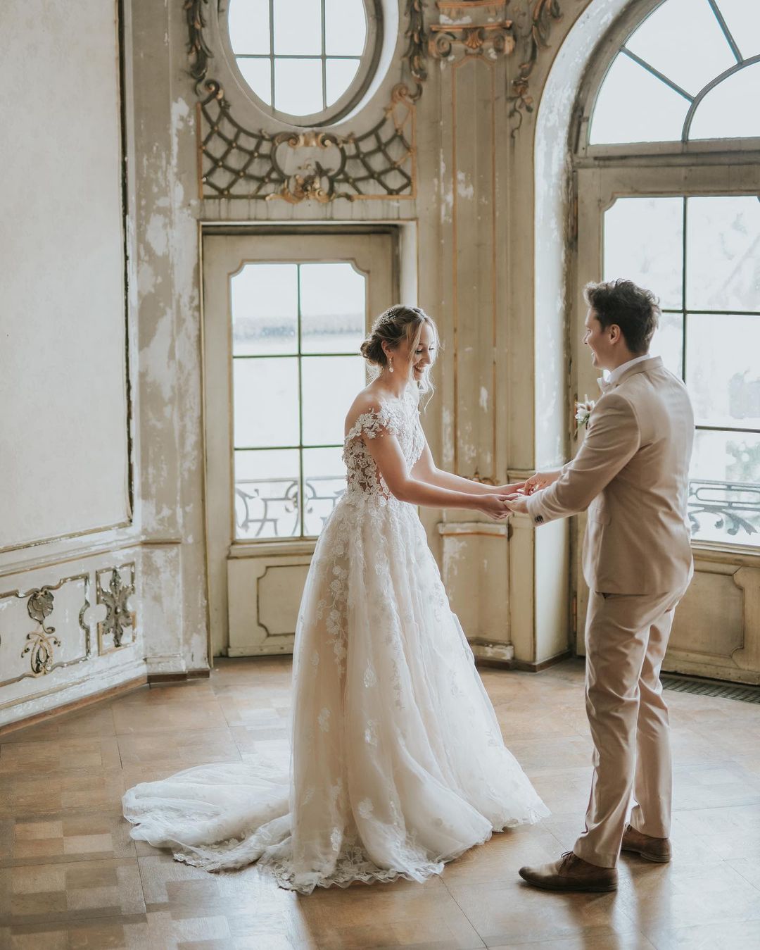Robe de mariée longue bohème en tulle coupe trapèze avec applications de dentelle