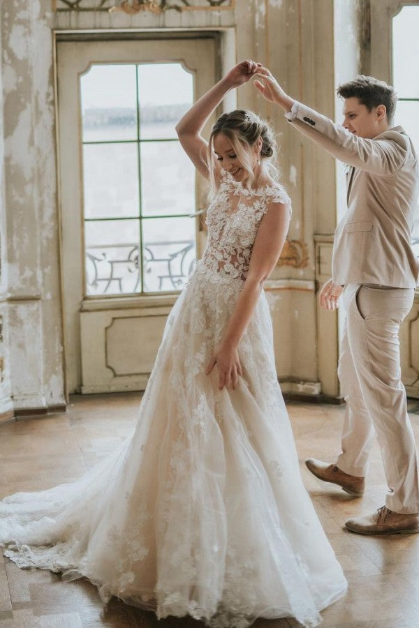 Robe de mariée longue bohème en tulle coupe trapèze avec applications de dentelle