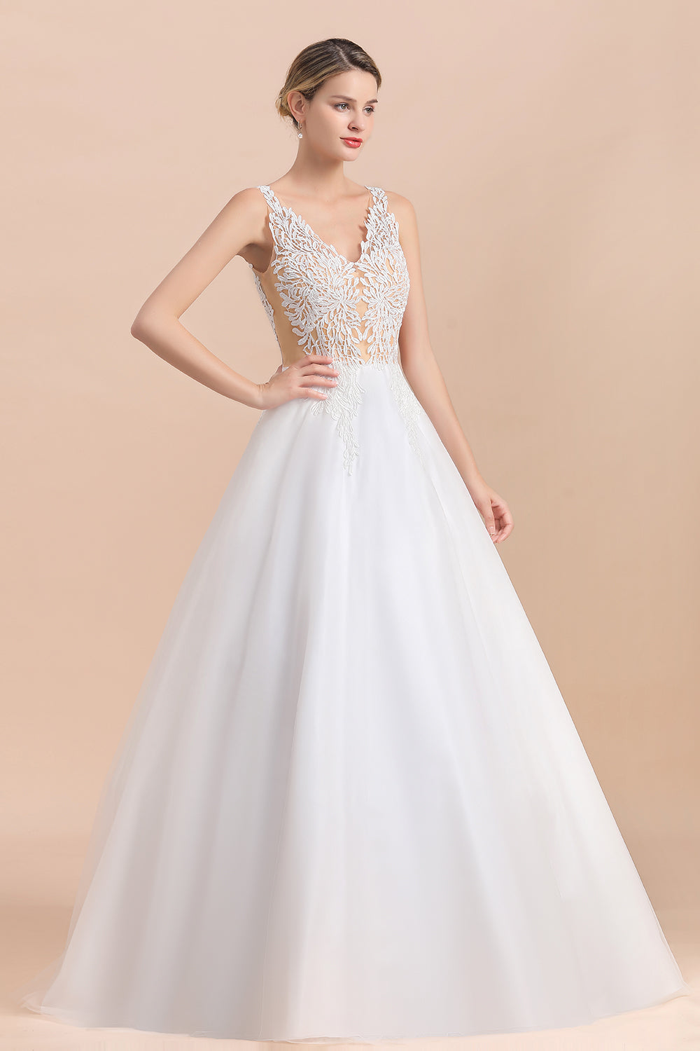 Robe de mariée bohème longue en ligne A avec décolleté en V, bretelles, tulle, appliques et dentelle