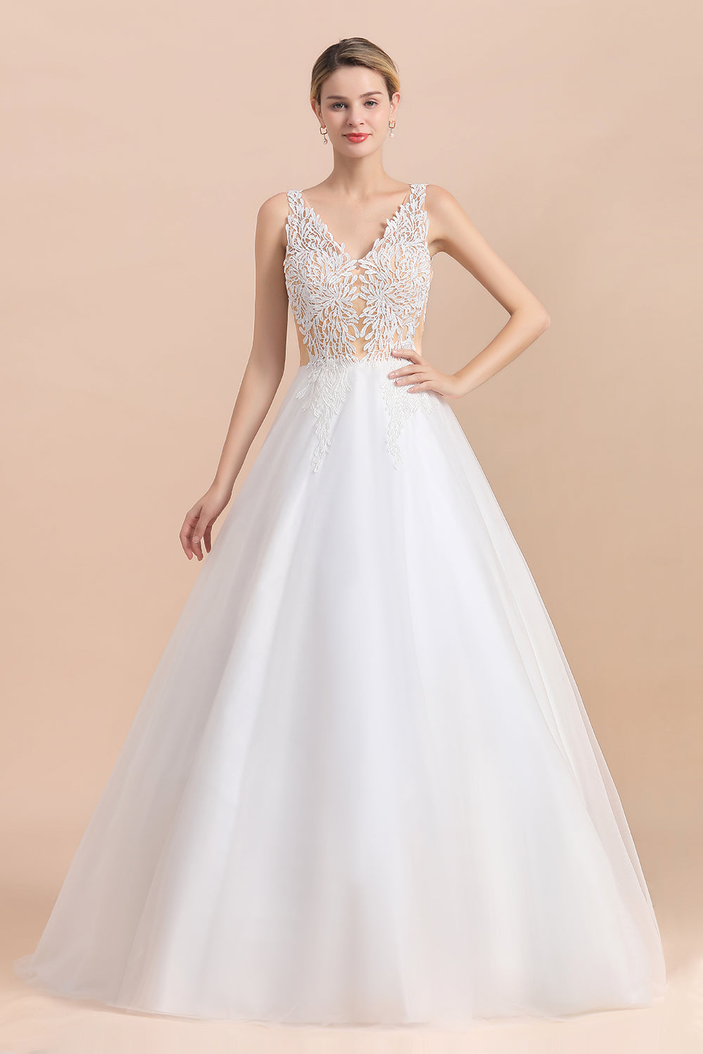 Robe de mariée bohème longue en ligne A avec décolleté en V, bretelles, tulle, appliques et dentelle