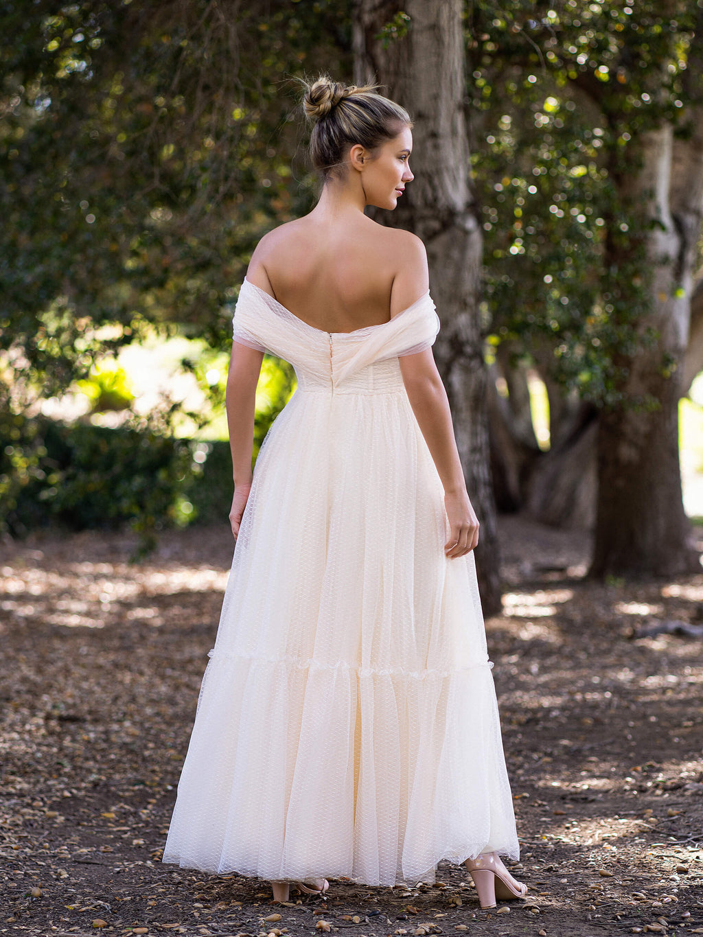 Abito da sera boho a linea ad A con spalle scoperte in tulle