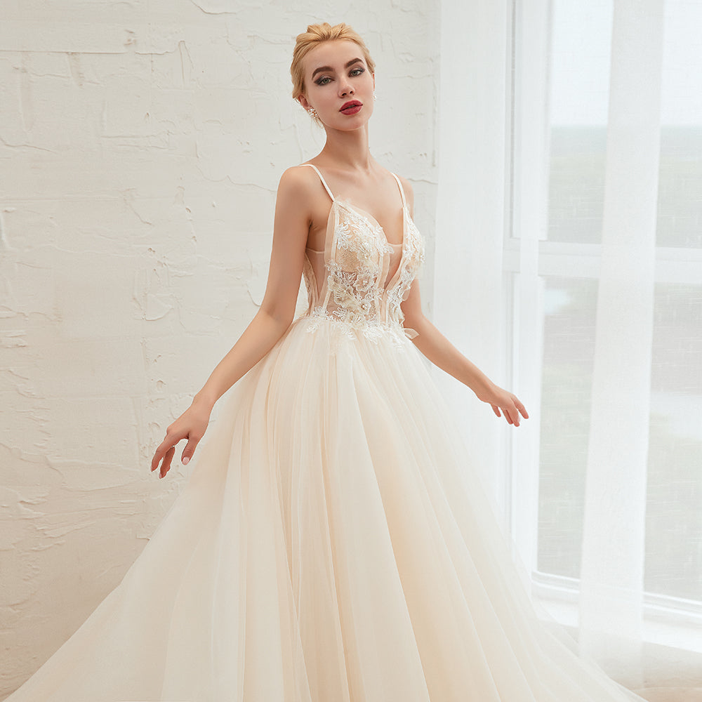 فستان زفاف عاجي بطبقات تول وتصميم ألين بحمالات رفيعة بأسلوب بوهو