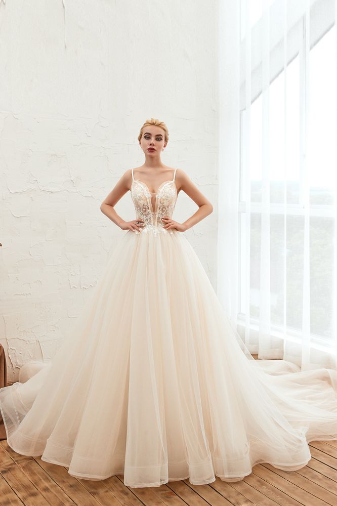Robe de mariée ivoire en tulle à bretelles fines style bohème, coupe évasée A-line