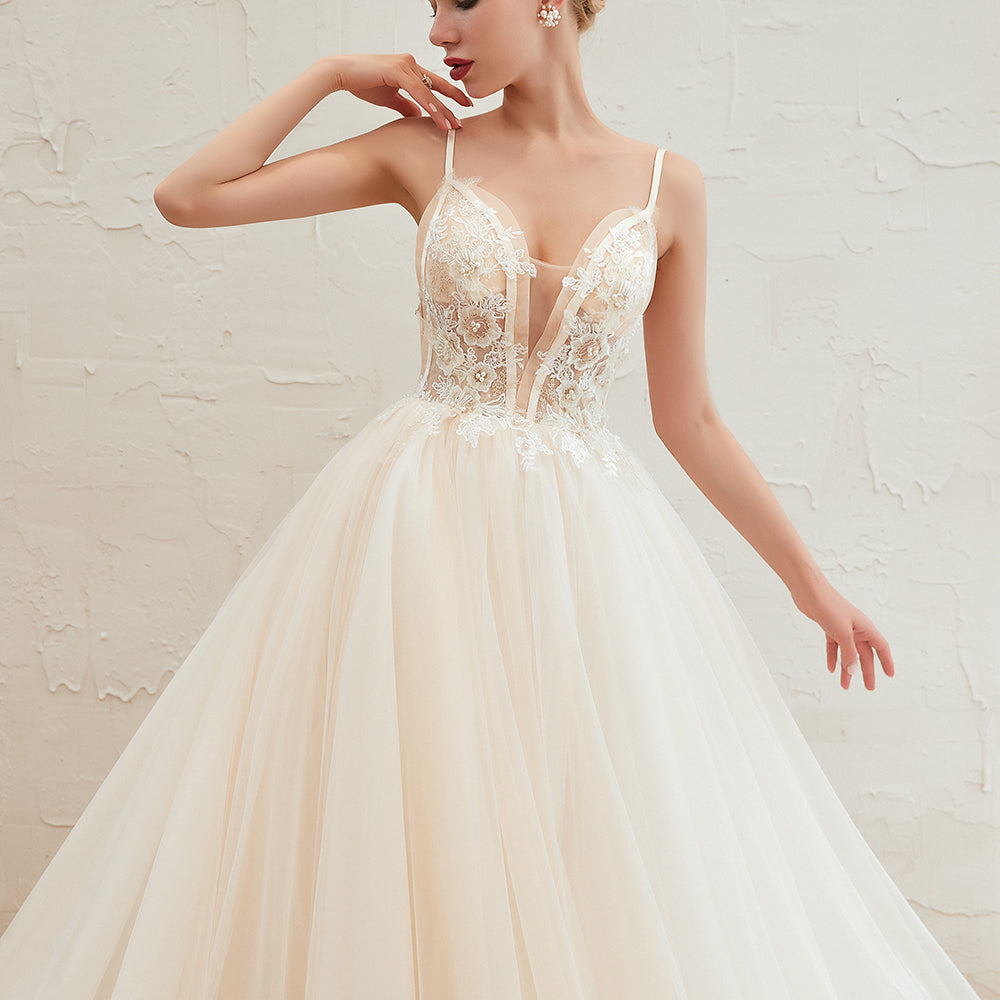 فستان زفاف عاجي بطبقات تول وتصميم ألين بحمالات رفيعة بأسلوب بوهو