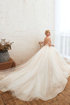 فستان زفاف عاجي بطبقات تول وتصميم ألين بحمالات رفيعة بأسلوب بوهو