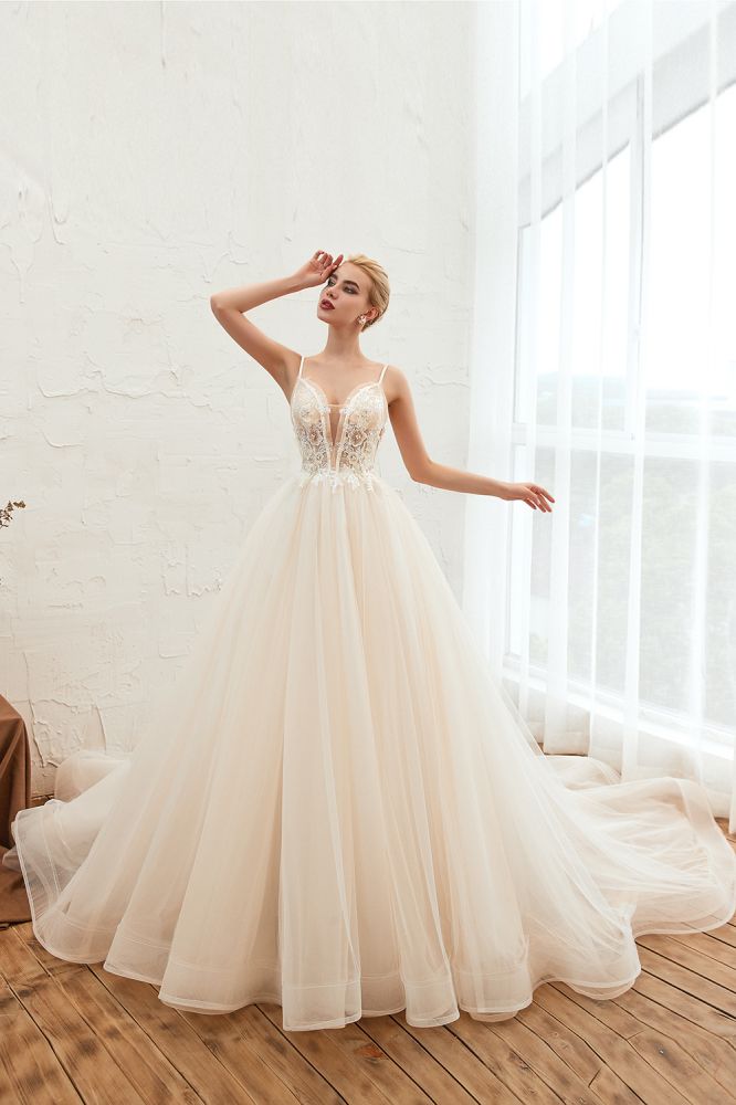 Robe de mariée ivoire en tulle à bretelles fines style bohème, coupe évasée A-line